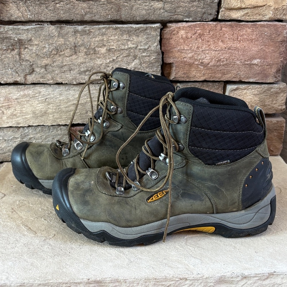 Keen sz 8.5 (41EU) army green waterproof hiking outdoor rubber toe boots